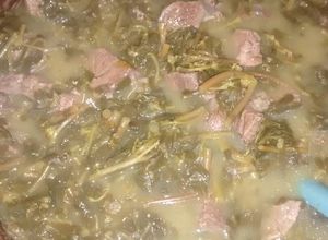 Una foto de Carne de res con verdolagas en salsa verde