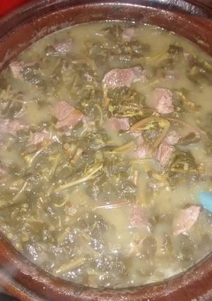Una foto de Carne de res con verdolagas en salsa verde