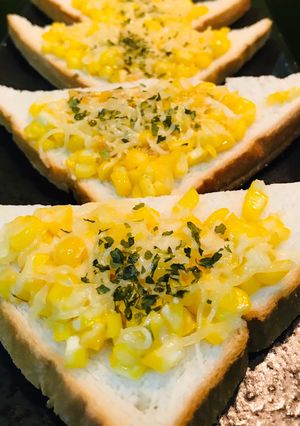 Hình của món Sandwich bắp phủ phomai đút lò.
