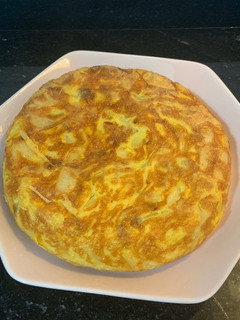 Una foto de Tortilla de papas y cebolla como la de mi abuela