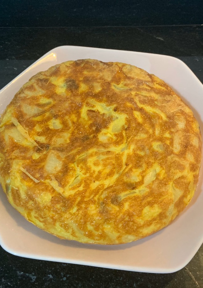Una foto de Tortilla de papas y cebolla como la de mi abuela