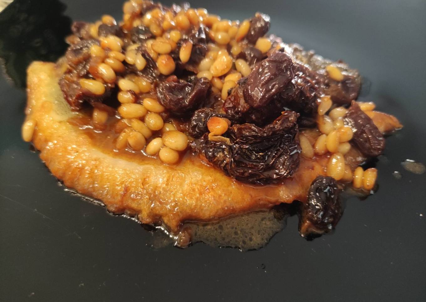 Rodaballo en Salsa de Martini Rosso con Piñones y Pasas