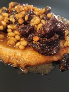 Una foto de Rodaballo en Salsa de Martini Rosso con Piñones y Pasas