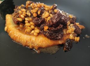 Una foto de Rodaballo en Salsa de Martini Rosso con Piñones y Pasas