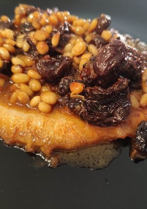 Una foto de Rodaballo en Salsa de Martini Rosso con Piñones y Pasas