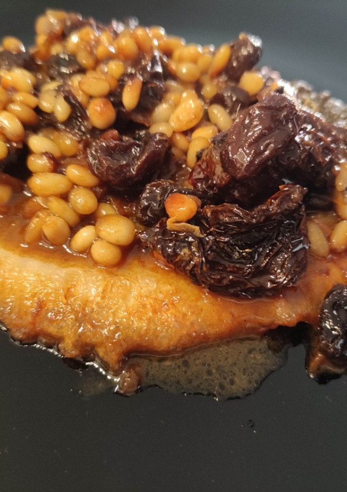 Una foto de Rodaballo en Salsa de Martini Rosso con Piñones y Pasas