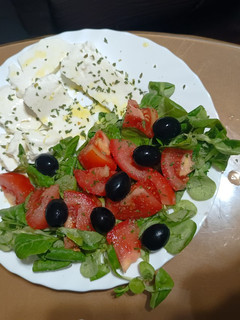 Una foto de Ensalada de canónigos con queso de cabra