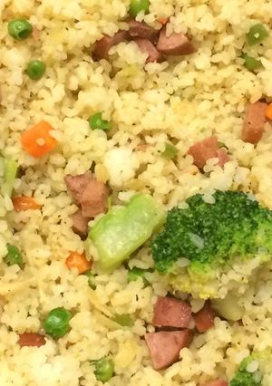 A picture of Sausage fried rice with vegetables.