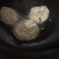 A picture of Sabudana aloo vada.