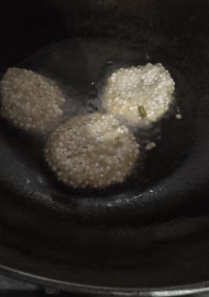 A picture of Sabudana aloo vada.