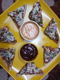 ब्रेड पिज़्ज़ा (Bread pizza recipe in Hindi) रेसिपी मुख्य फोटो