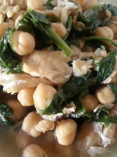 Una foto de Potaje de garbanzos, bacalao y espinacas
