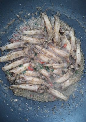 Hình của món Cơm Trưa Cá Bống Dừa Kho sả Ớt Kèm Salad cải xà lách trộn.