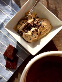 Una foto de Helado de café ☕️ con trocitos de chocolate negro🍫!!
