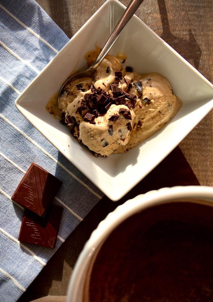 Una foto de Helado de café ☕️ con trocitos de chocolate negro🍫!!