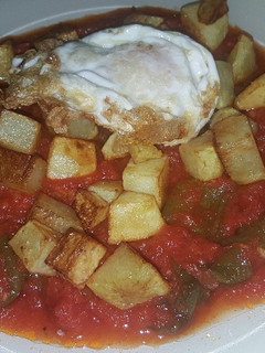 Una foto de Pimiento frito con salsa de tomate casero