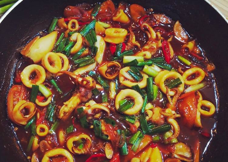 Proses Membuat Cumi Pedas si Hitam Manis yang Bikin Ngiler