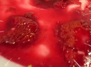 صورة لوصفة تشيز كيك مع جيلي الفراولة ومربى الفراولة