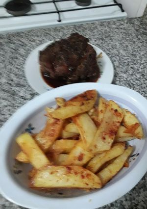 Una foto de Papas rústicas con pimentón ahumado y carré