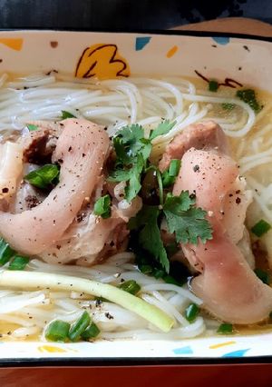 Hình của món Bún giò heo.