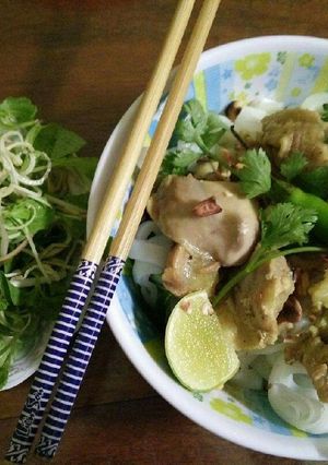 A picture of Mi Quang Chicken Noodles.