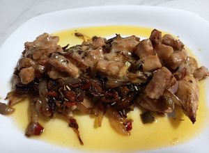 Una foto de Solomillos de pollo con verduras y queso