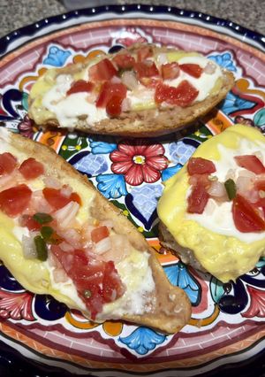 Una foto de Molletes gratinados