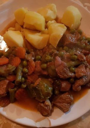Zöldséges borjúpörkölt, "sóbafőtt" krumplival recept fotója