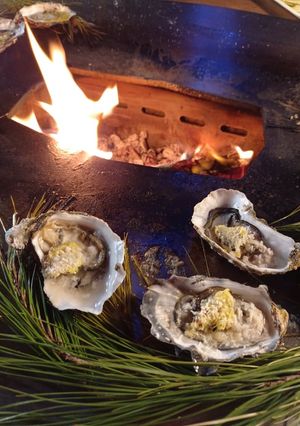 Une photo de Huitres gratinées au beurre d'algues, vinaigre et chapelure à la plancha