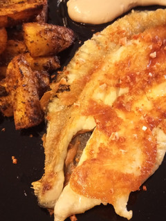 Una foto de Rodaballo a la Plancha con Patatas Gajo y Mayonesa de Vinagre de Jerez y Soja