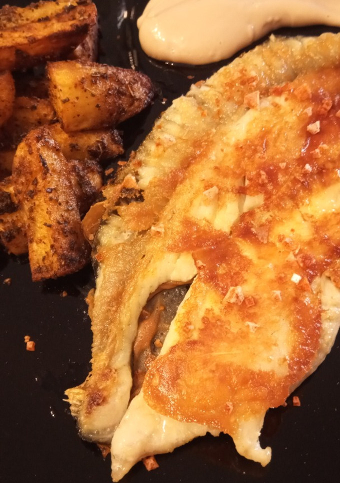 Una foto de Rodaballo a la Plancha con Patatas Gajo y Mayonesa de Vinagre de Jerez y Soja