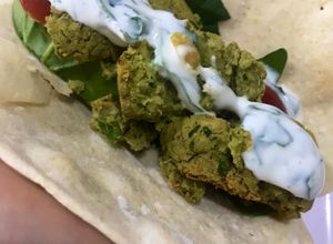 Una foto de Falafel en pan pita
