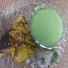 A picture of Tandoori aloo with mint chutney.