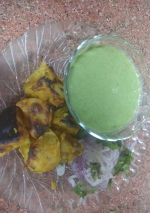 A picture of Tandoori aloo with mint chutney.