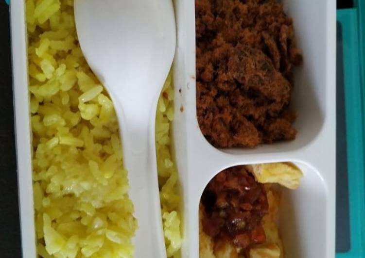 Nasi Kuning Magic Com untuk bekal anak sekolah