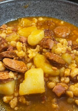 Pásztortarhonya kolbásszal és szalonnával recept fotója