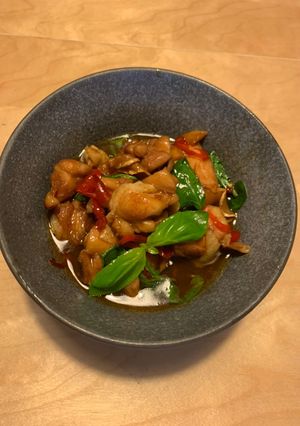 A picture of 3 cups chicken (三杯雞).
