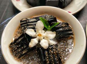 Hình của món Chè Thạch Đen Nước Dừa Hạt Chia.