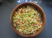 Una foto de ensalada fría de cuscús