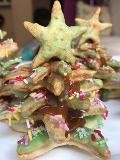 Una foto de Arbolitos de Navidad de hojaldre y dulce de leche