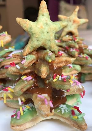Una foto de Arbolitos de Navidad de hojaldre y dulce de leche