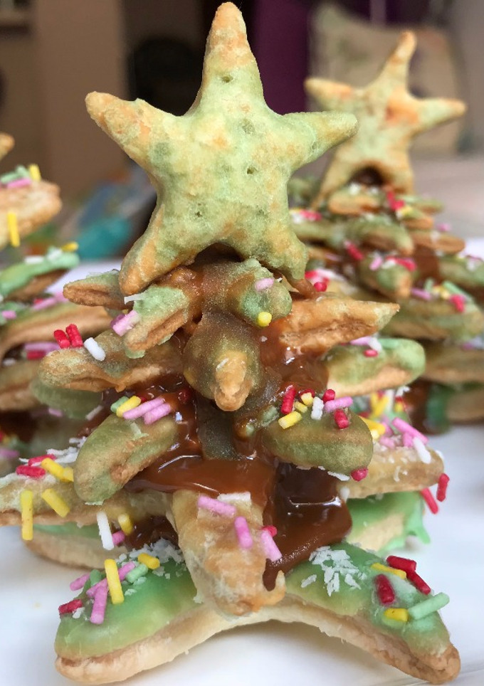 Una foto de Arbolitos de Navidad de hojaldre y dulce de leche