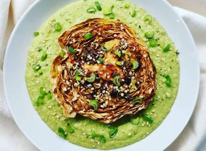 Foto di Crema di cannellini e asparagi con cappuccio glassato al miso