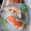 BÛCHE AUX 2 SAUMONS, SAUCE FRAÎCHEUR AUX HERBES ET AU CONCOMBRE