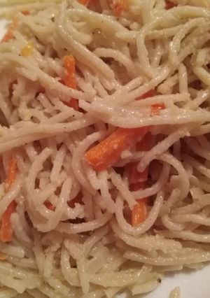 Una foto de Fideos con zanahoria, crema y cubito de panceta y cebolla