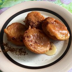 A picture of Honey and cinnamon fritters. (Τηγανίτες).