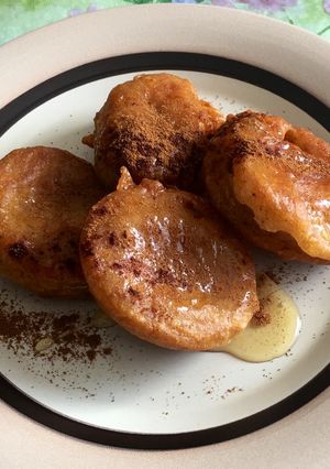 A picture of Honey and cinnamon fritters. (Τηγανίτες).