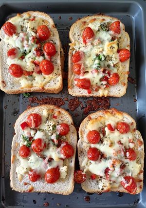 A picture of Toast in the Oven.