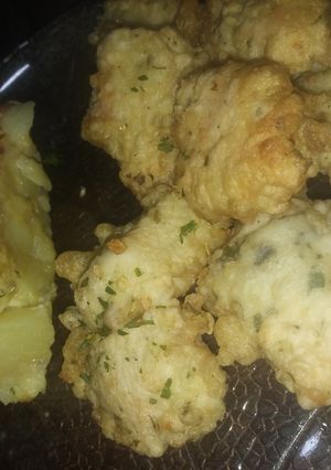 Una foto de Tortilla de papas y bocaditos de pollo