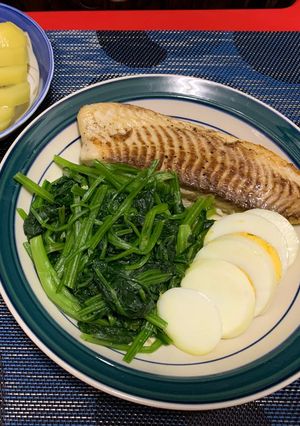 午間輕食（煎鯛魚、炒菠菜） 的食譜成品照片